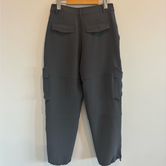 Aritzia Wilfred Project Cargo Pant in a high-rise style and Coal Grey color - Picture 2 of 5